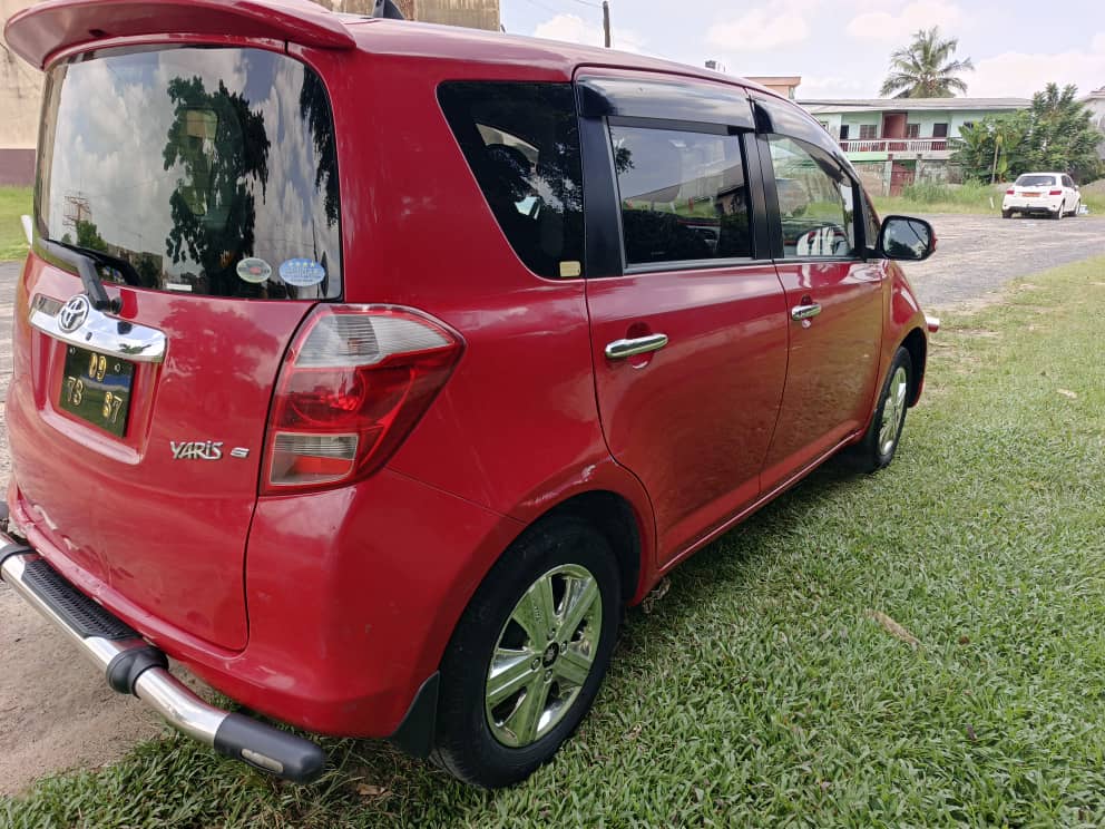 Yaris Ractis vue avant