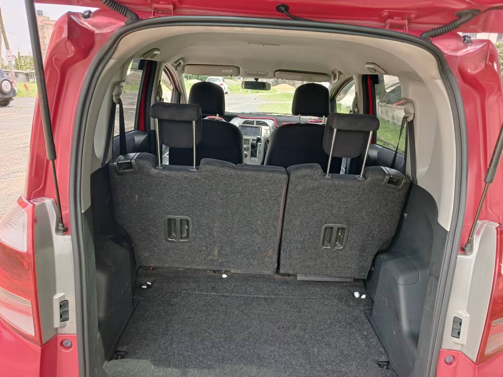 Yaris Ractis vue latérale