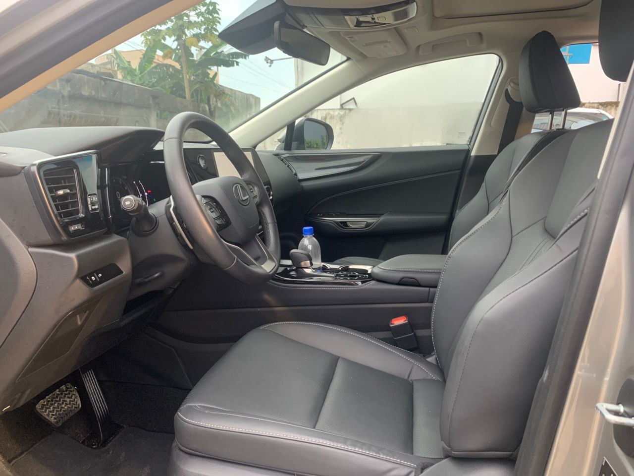 Lexus NX300 vue latérale